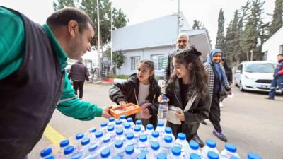 Mersin Büyükşehir Belediyesi, Ramazan Bayramı boyunca mezarlıklarda su, kolonya ve