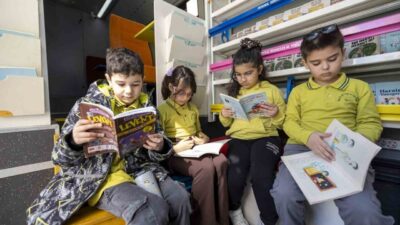 Mersin Büyükşehir Belediyesinin düzenlediği etkinlikte çocuklar, ‘İki Bavul Dolusu’ oyununu