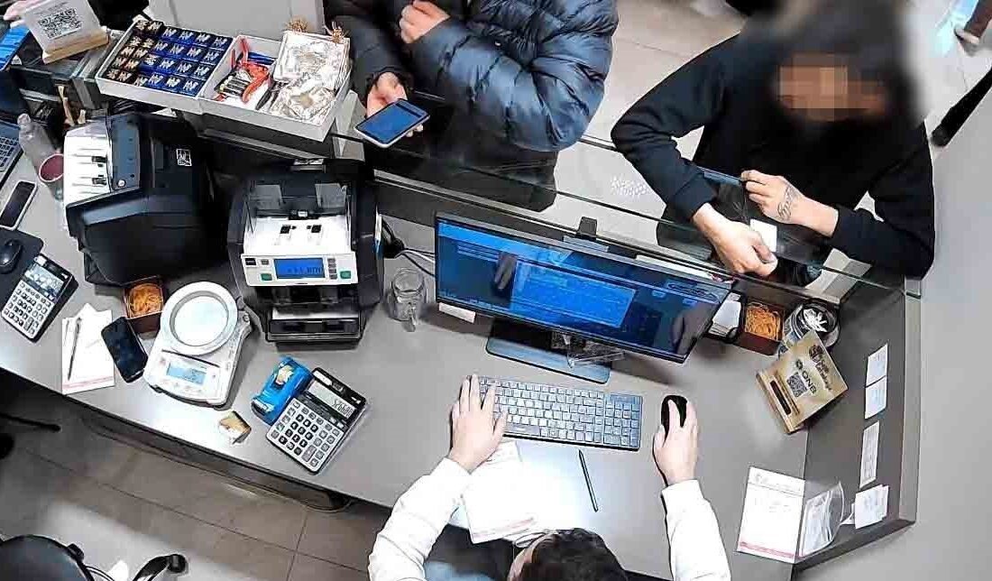 Mersin’de sosyal medya üzerinden vatandaşları dolandırdığı belirlenen şebekeye yönelik düzenlenen