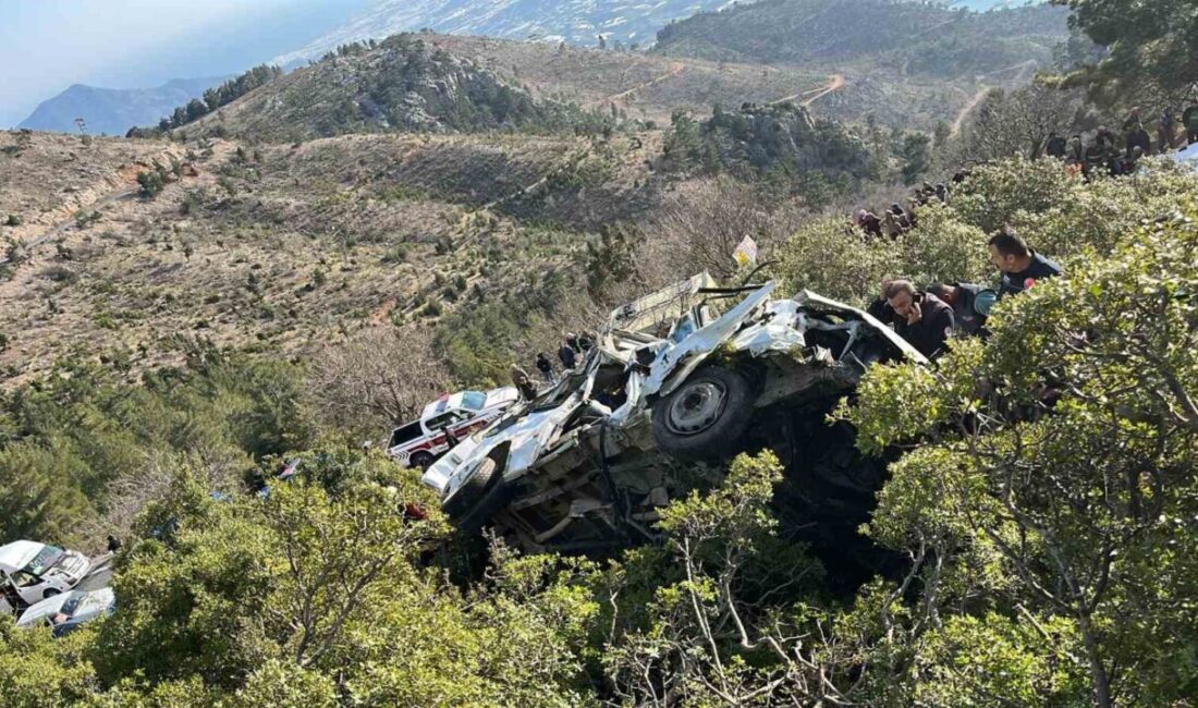 Mersin’in Anamur ilçesi sınırlarına işçilerin olduğu minibüs uçurumdan yuvarlandı, 3