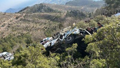 Mersin’in Anamur ilçesi sınırlarına işçilerin olduğu minibüs uçurumdan yuvarlandı, 3