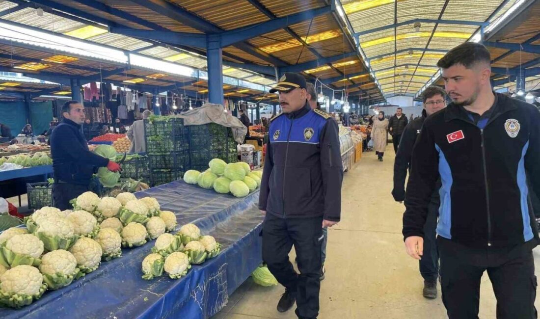 Bilecik’in Osmaneli ilçesinde zabıta ekipleri, meyve sebze pazarında fiyat etiketi
