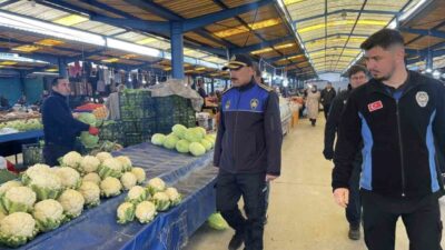 Bilecik’in Osmaneli ilçesinde zabıta ekipleri, meyve sebze pazarında fiyat etiketi