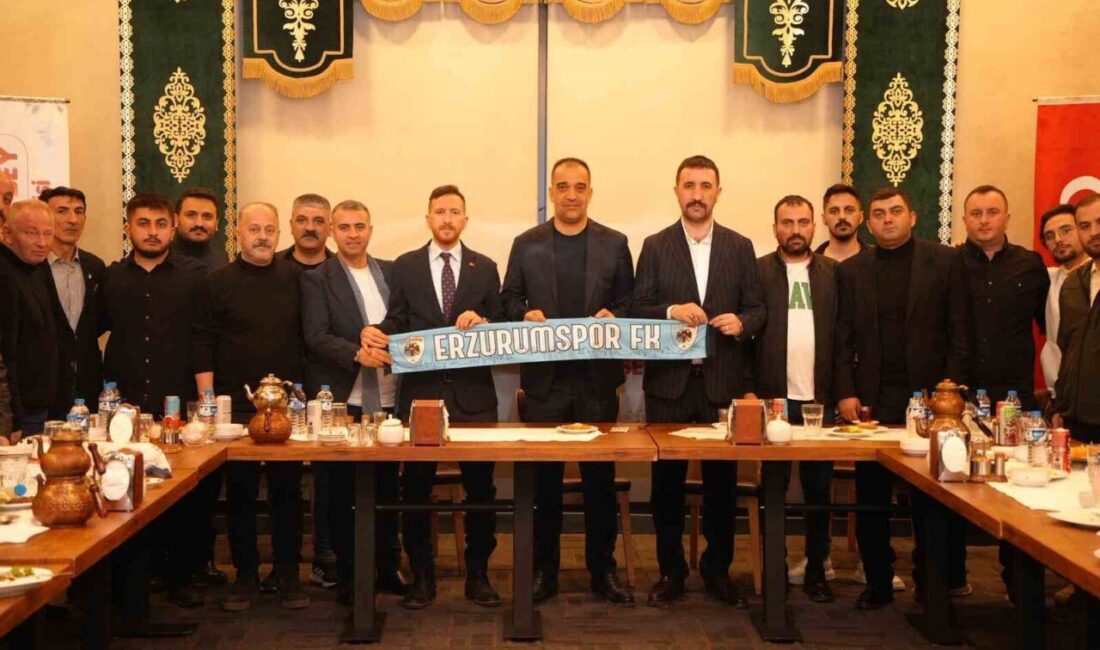 MHP Erzurum İl Başkanlığı’nca düzenlenen iftar programında MHP yöneticileri, Erzurumspor