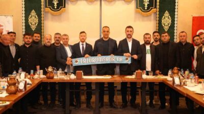 MHP Erzurum İl Başkanlığı’nca düzenlenen iftar programında MHP yöneticileri, Erzurumspor