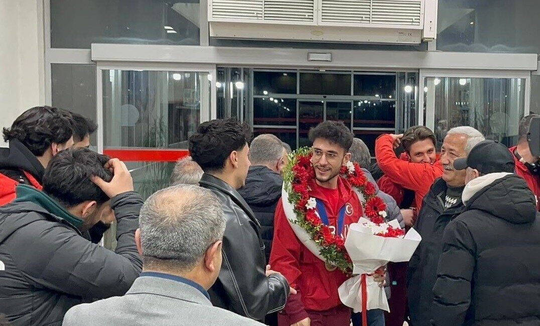 Kanada’da düzenlenen Kısa Kulvar Sürat Pateni Dünya Şampiyonası’nda bronz madalya