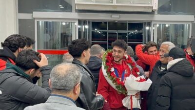 Kanada’da düzenlenen Kısa Kulvar Sürat Pateni Dünya Şampiyonası’nda bronz madalya