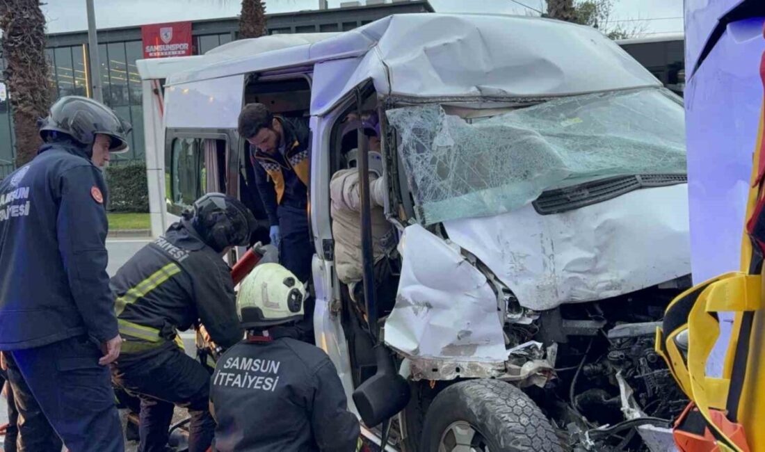 Samsun’da kontrolden çıkan minibüsün hafif ticari araca ve yolcu almak