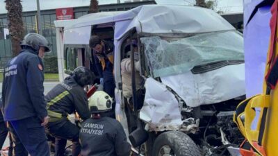 Samsun’da kontrolden çıkan minibüsün hafif ticari araca ve yolcu almak
