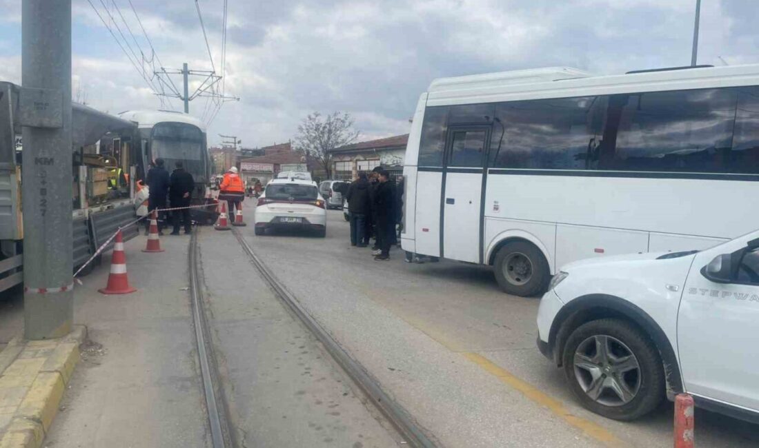 Eskişehir’de minibüsle çarpışan tramvay raydan çıkarken, yolcular tahliye edildi. Kaza,