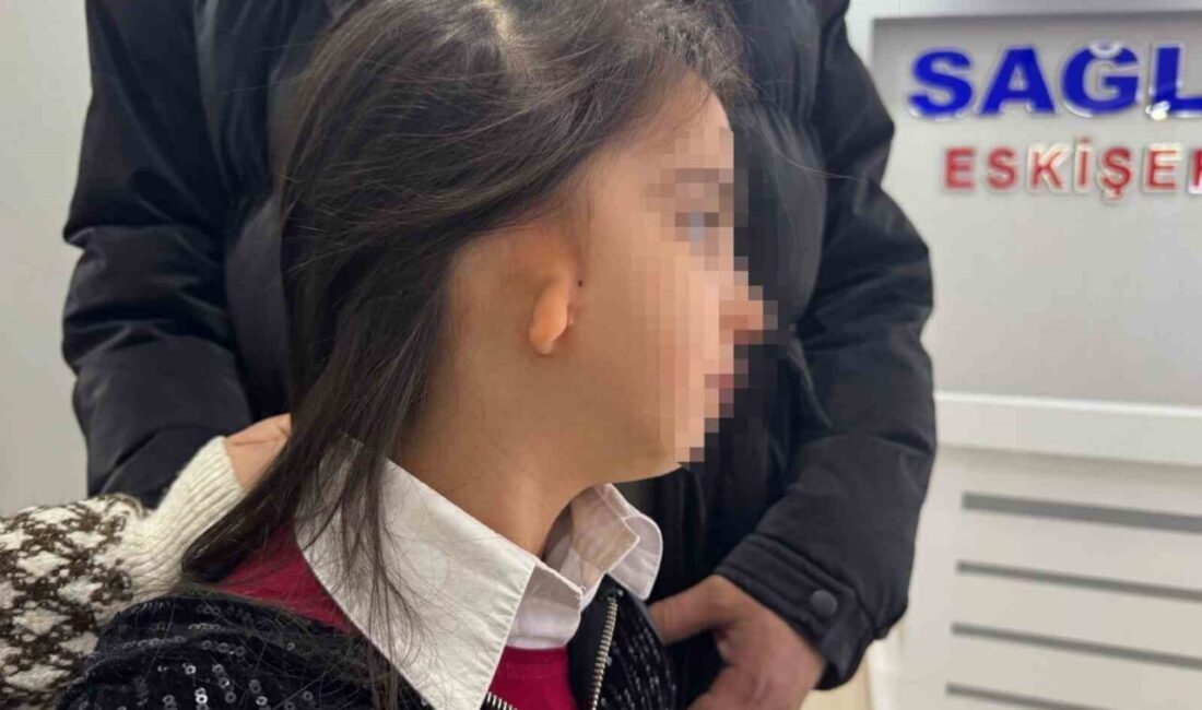 Eskişehir’de sağ kulağında mikrotia bulunan 8 yaşındaki Esila Yetim, Sağlık-Sen’in