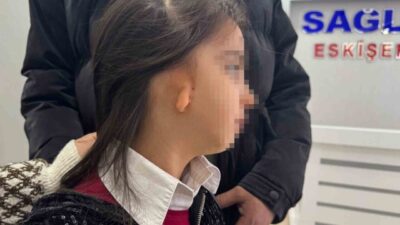 Eskişehir’de sağ kulağında mikrotia bulunan 8 yaşındaki Esila Yetim, Sağlık-Sen’in