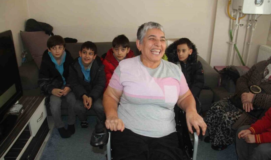 Konya’nın Beyşehir ilçesinde ilkokul öğrencileri bedensel engelli vatandaşa akülü tekerlekli