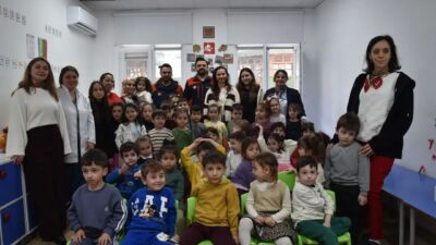 Samsun’un Atakum ilçesinde Deprem Haftası kapsamında çocuklara afet eğitimi verildi.