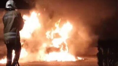 Hatay’da park halindeyken alevlere teslim olan motosiklet kullanılmaz hale geldi.