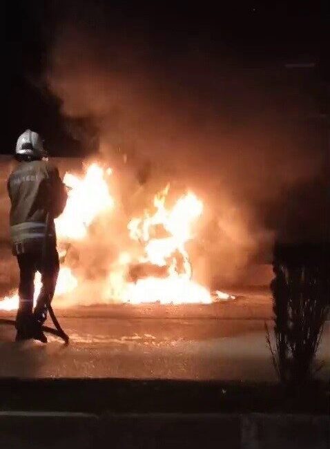 Hatay’da park halindeyken alevlere teslim olan motosiklet kullanılmaz hale geldi.