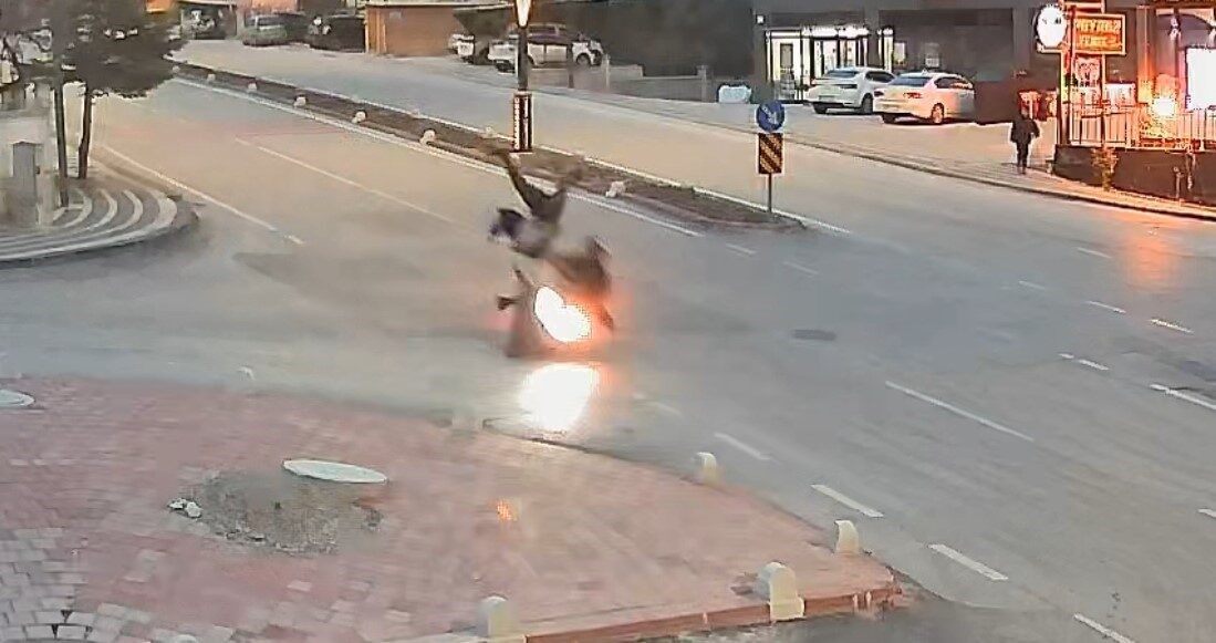 Karaman’da yolun karşısına geçmeye çalışan yayanın motosikletin çarpması ile havaya