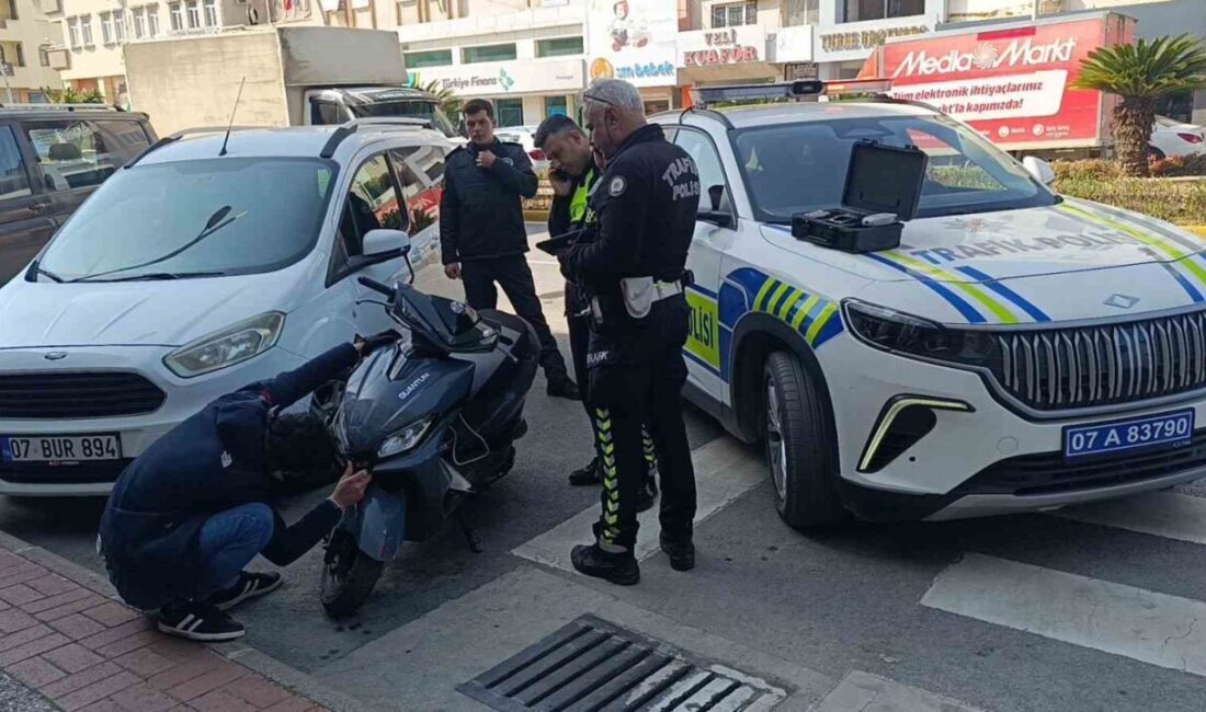 Antalya’nın Manavgat ilçesinde motosikletini deviren sürücüye plakasız motosiklet kullanmak ve