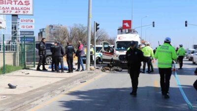Denizli’de kırmızı ışıkta yaya geçidinden karşıya geçmek isteyen motosiklet sürücüsü,
