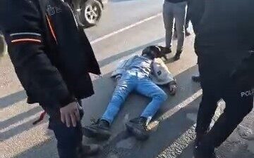 Eskişehir’de motosikletli kuryeye arkadan çarpan aracın kaçtığı iddia edilirken, yaralanan