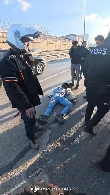 Eskişehir’de motosikletli kuryeye arkadan çarpan aracın kaçtığı iddia edilirken, yaralanan