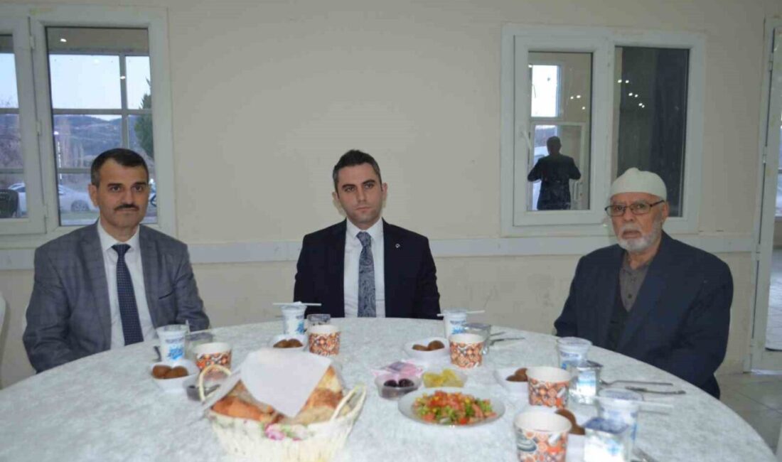 Manisa’nın Selendi İlçe Müftülüğü tarafından düzenlenen “İyilik sofrası” iftar programında