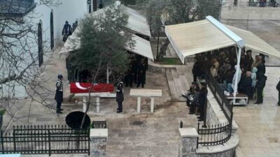 Muğla’da hayatını kaybeden emekli Jandarma Albay Ertuğrul Köroğlu, Türk bayrağına