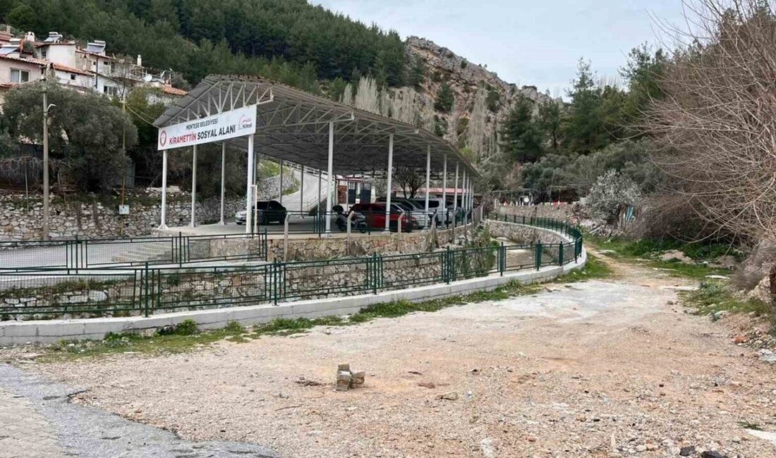 Muğla’nın Menteşe ilçesinde sahur vaktinde geleneksel Ramazan topunun patlatılması sırasında