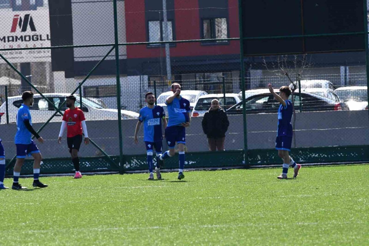 Gaziosmanpaşaspor forması giyen Muhsin Karataş, Talas Anayurtspor maçında attığı golü