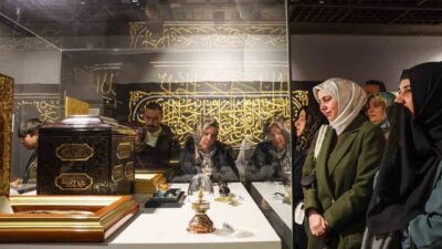 Gaziantep’te Ramazan ayı dolayısıyla ziyarete açılan Mukaddes Emanetler Sergisi büyük