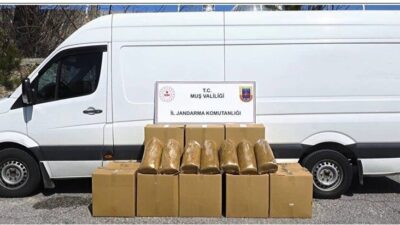 Muş İl Jandarma Komutanlığı ekipleri, bandrolsüz tütün ürünleri satan bir