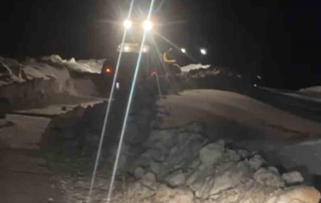 Muş’ta etkili olan fırtına nedeniyle Bostankent köyü grup köy yolu