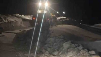 Muş’ta etkili olan fırtına nedeniyle Bostankent köyü grup köy yolu