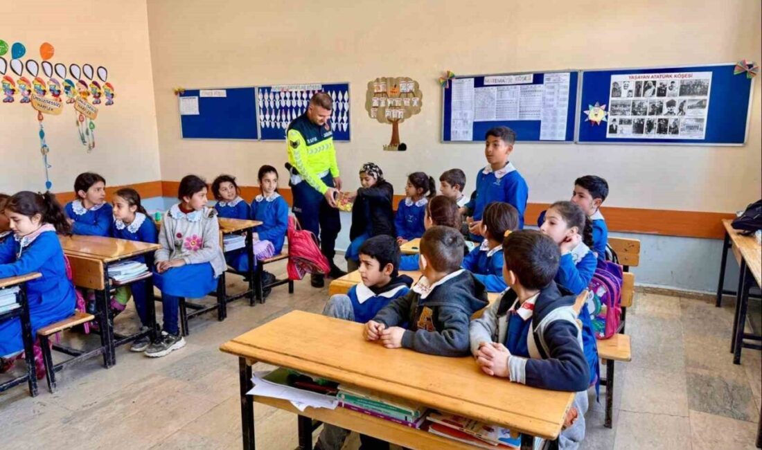 Muş’ta jandarma ekiplerince düzenlenen trafik eğitim seminerinde 34 öğrenciye temel