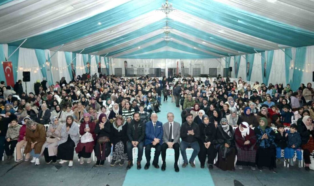 Esenyurt Belediyesi’nin Ramazan etkinlikleri kapsamında Cumhuriyet Meydanı’nda kurulan iftar çadırında