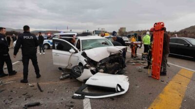 Nevşehir’de meydana gelen zincirleme trafik kazasında 2 kişi hayatını kaybetti,