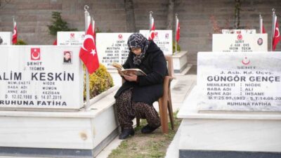Niğde’de protokol üyeleri tarafından Ramazan Bayramı arifesinde şehitlik ziyaret edildi.