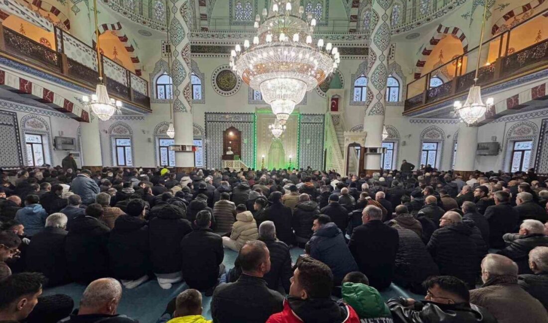 Niğde Fatih Sultan Mehmet Camii’nde vatandaşlar ve protokol namaz sonrası