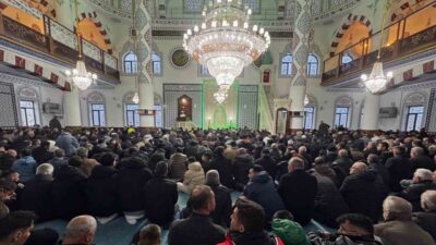 Niğde Fatih Sultan Mehmet Camii’nde vatandaşlar ve protokol namaz sonrası