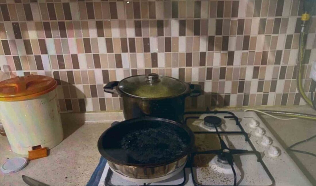 Manisa’nın Şehzadeler ilçesinde ocakta unutulan yemeğin yanması sonucu yoğun dumana