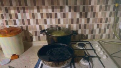 Manisa’nın Şehzadeler ilçesinde ocakta unutulan yemeğin yanması sonucu yoğun dumana