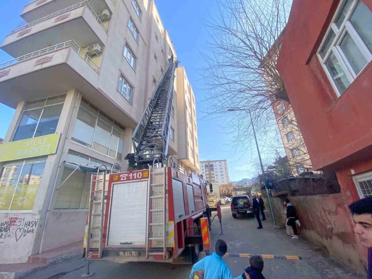 Siirt’in Kurtalan ilçesinde bir evin mutfağında ocakta unutulan yemeğin yanması