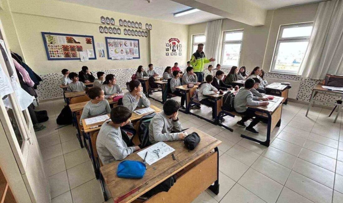 Afyonkarahisar’ın 4 ilçesinde jandarma ekipleri tarafından öğrenci ve öğretmenlere yönelik