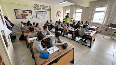 Afyonkarahisar’ın 4 ilçesinde jandarma ekipleri tarafından öğrenci ve öğretmenlere yönelik