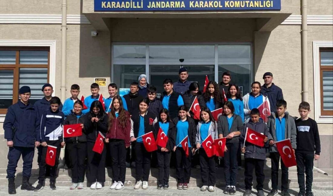 Afyonkarahisar’da ortaokul öğrencileri öğretmenleri ile birlikte ziyaret ettikleri jandarma komutanlığında