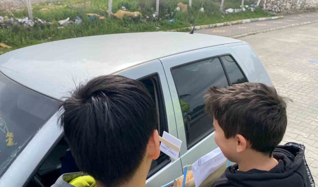 Osmaniye’nin Düziçi ilçesinde öğrenciler, “Trafik Kurallarını Biliyorum, Hediyemi Alıyorum” projesi