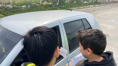 Osmaniye’nin Düziçi ilçesinde öğrenciler, “Trafik Kurallarını Biliyorum, Hediyemi Alıyorum” projesi