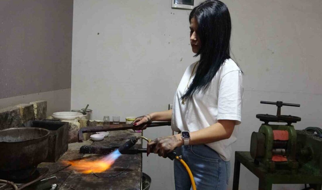Mersin’de birçok kişinin ’ojeli tırnaklarla yapamazsın’ dediği kuyumculuk mesleğinde çalışan