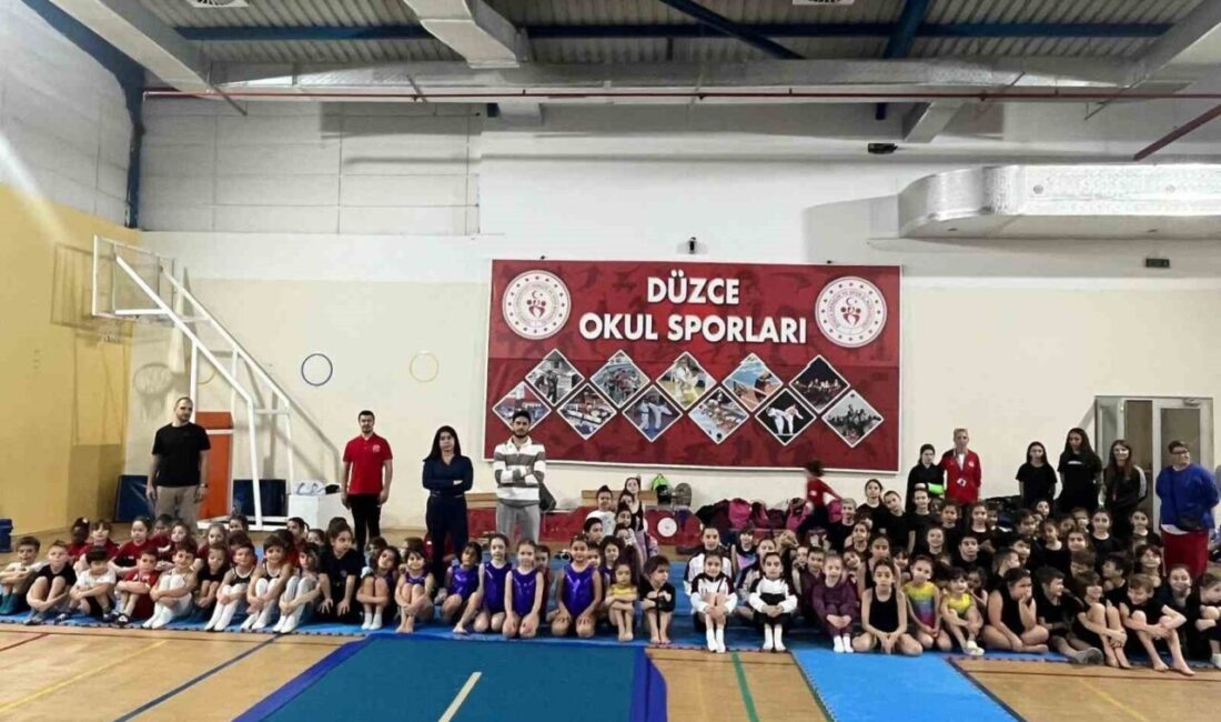 DÜZCE(İHA) – Düzce Bahçeşehir Cep Salonu’nda düzenlenen Okul Sporları gençler,