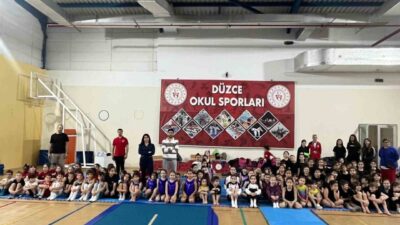 DÜZCE(İHA) – Düzce Bahçeşehir Cep Salonu’nda düzenlenen Okul Sporları gençler,